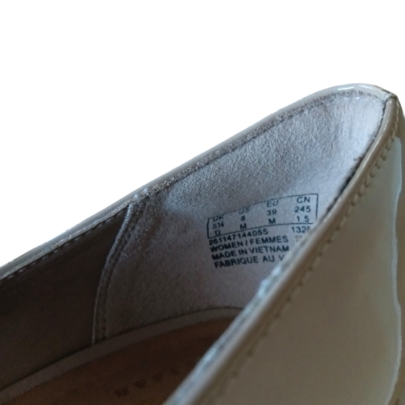 Clarks Beige Praline Patent Leather Classic Point Toe Block Heel Size 8 - Picture 11 of 12